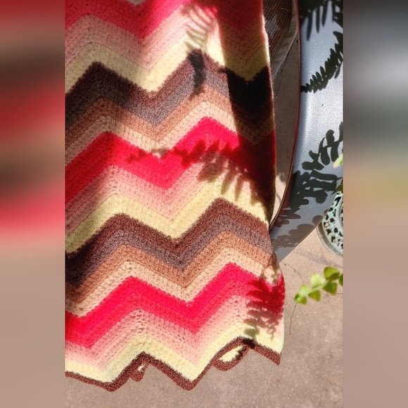 Beautiful retro/ vintage hand-made wool knit chevron pattern afghan ❤️‍🔥 - Picture 2 of 7